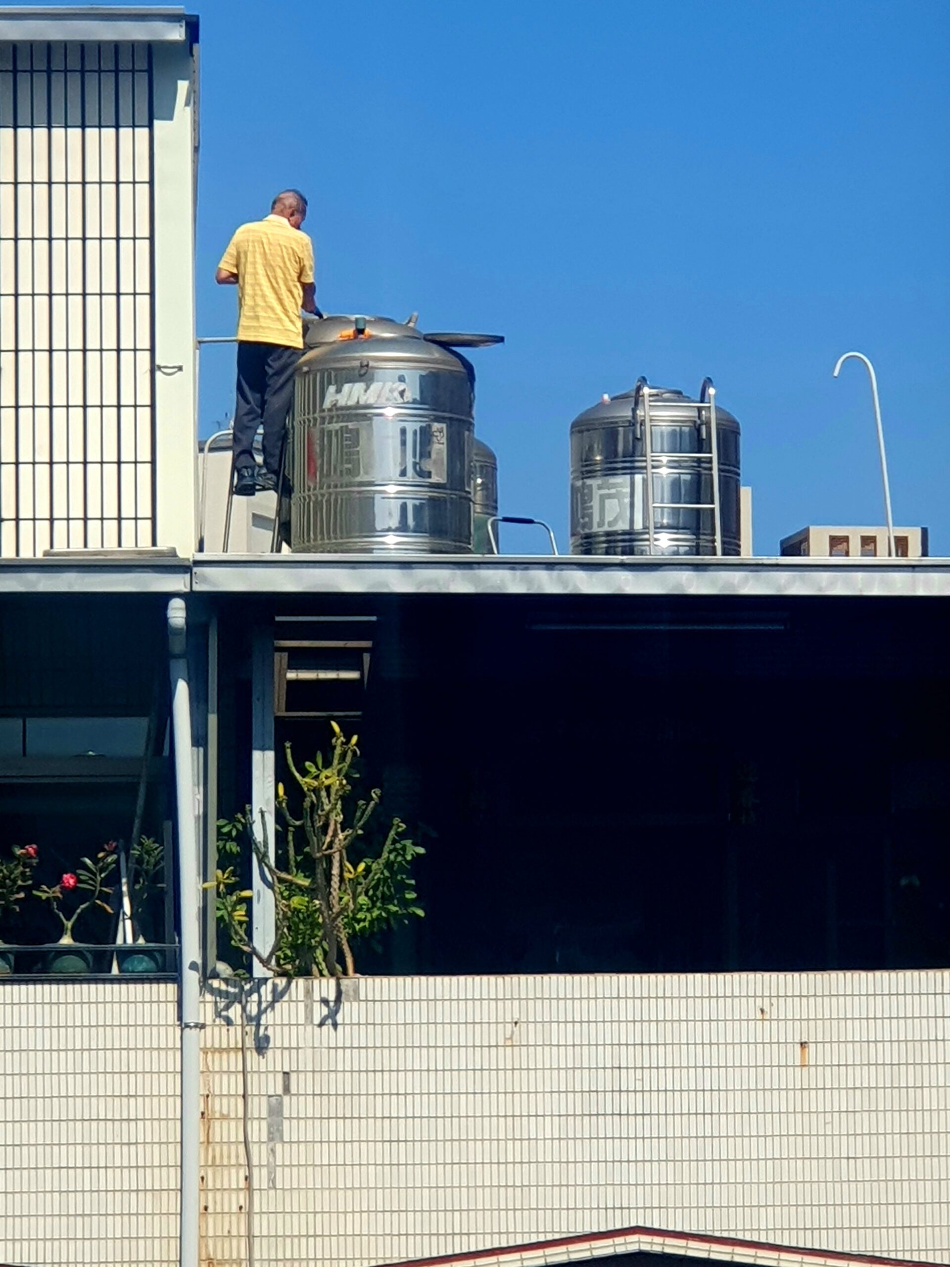Installateur bei der Besprechung einer Heizungsanlage